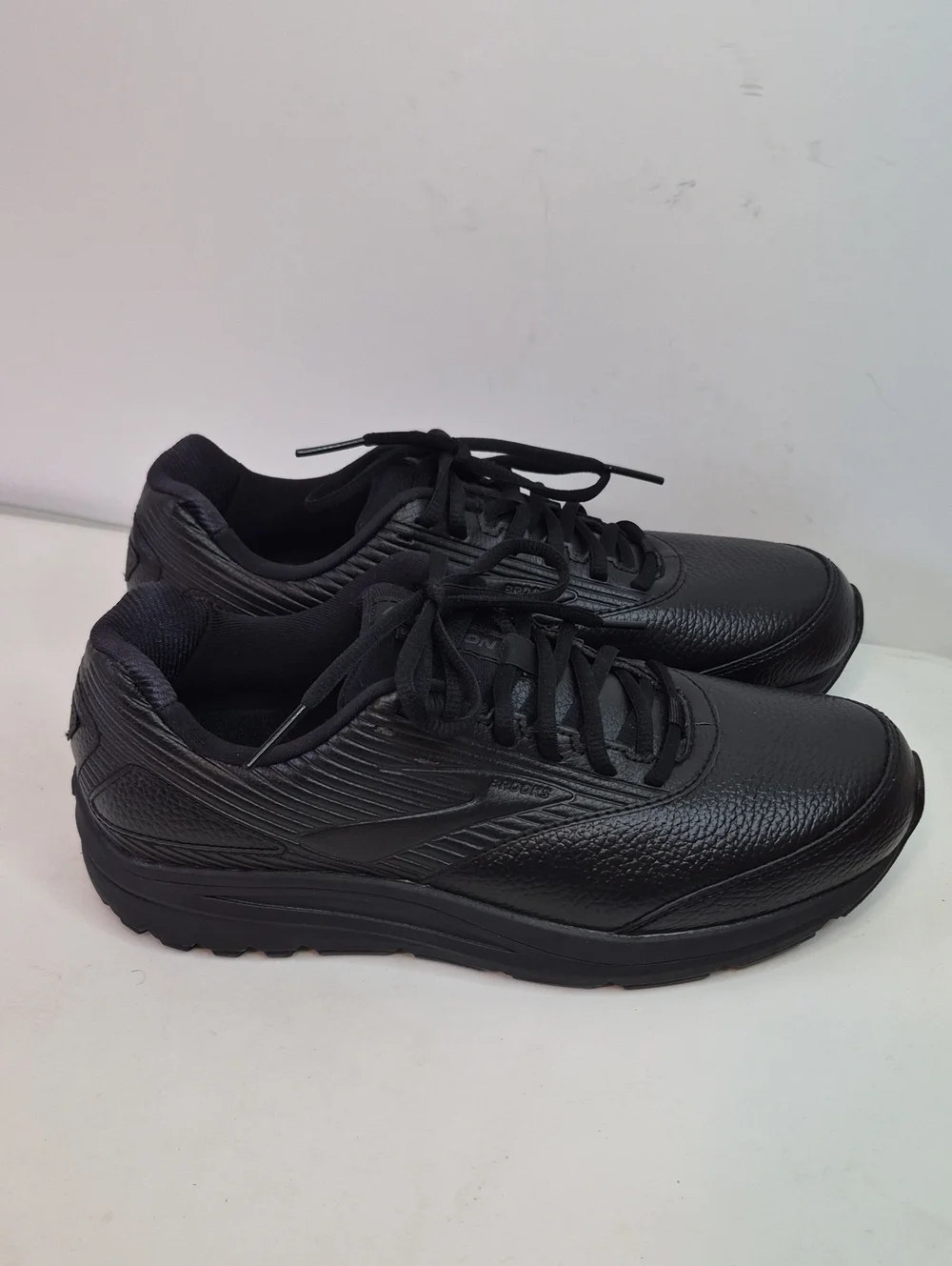 Brooks Men's All-Black Athletic Walking Shoes Size 9.5